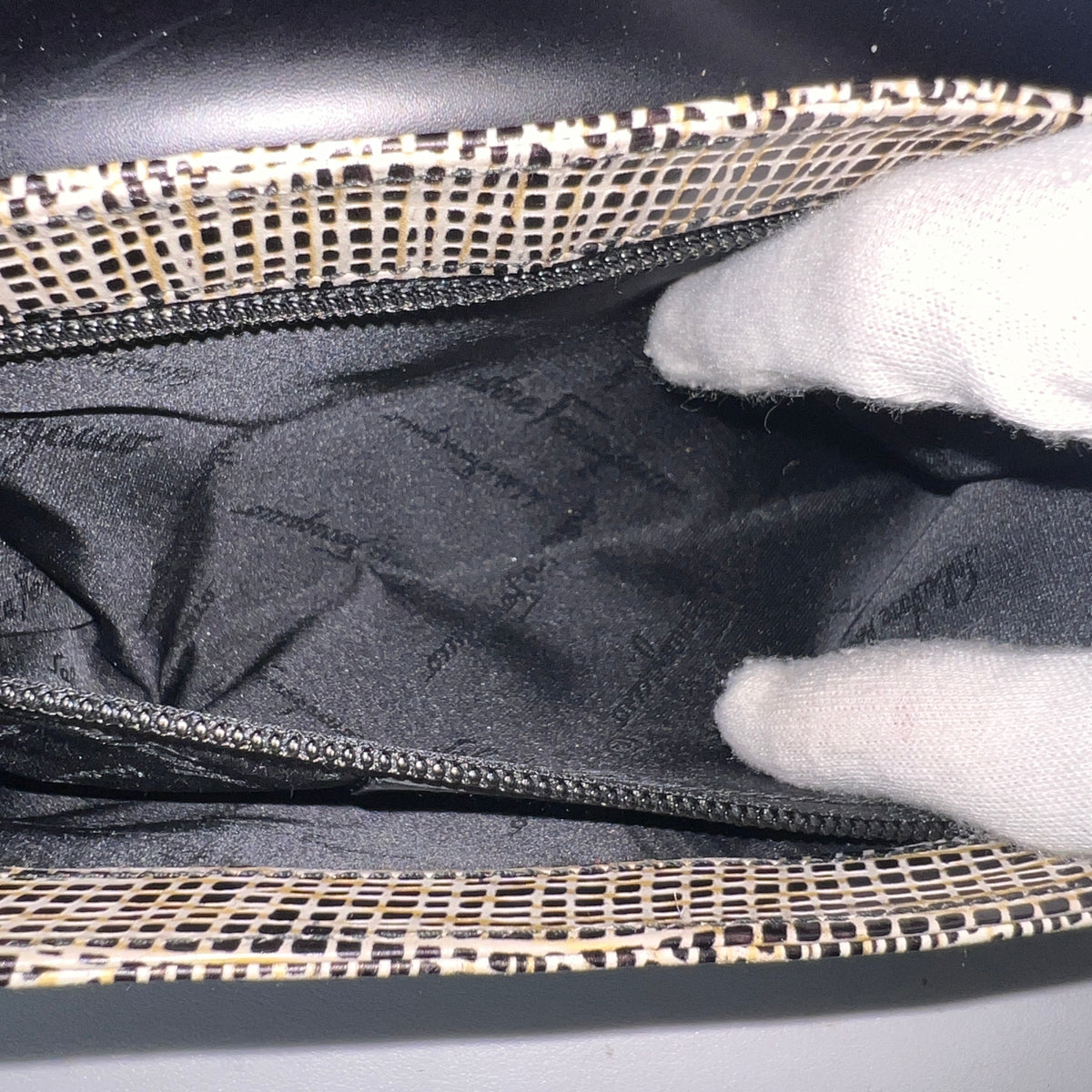 Ferragamo Black Shoulder Bags A-16433