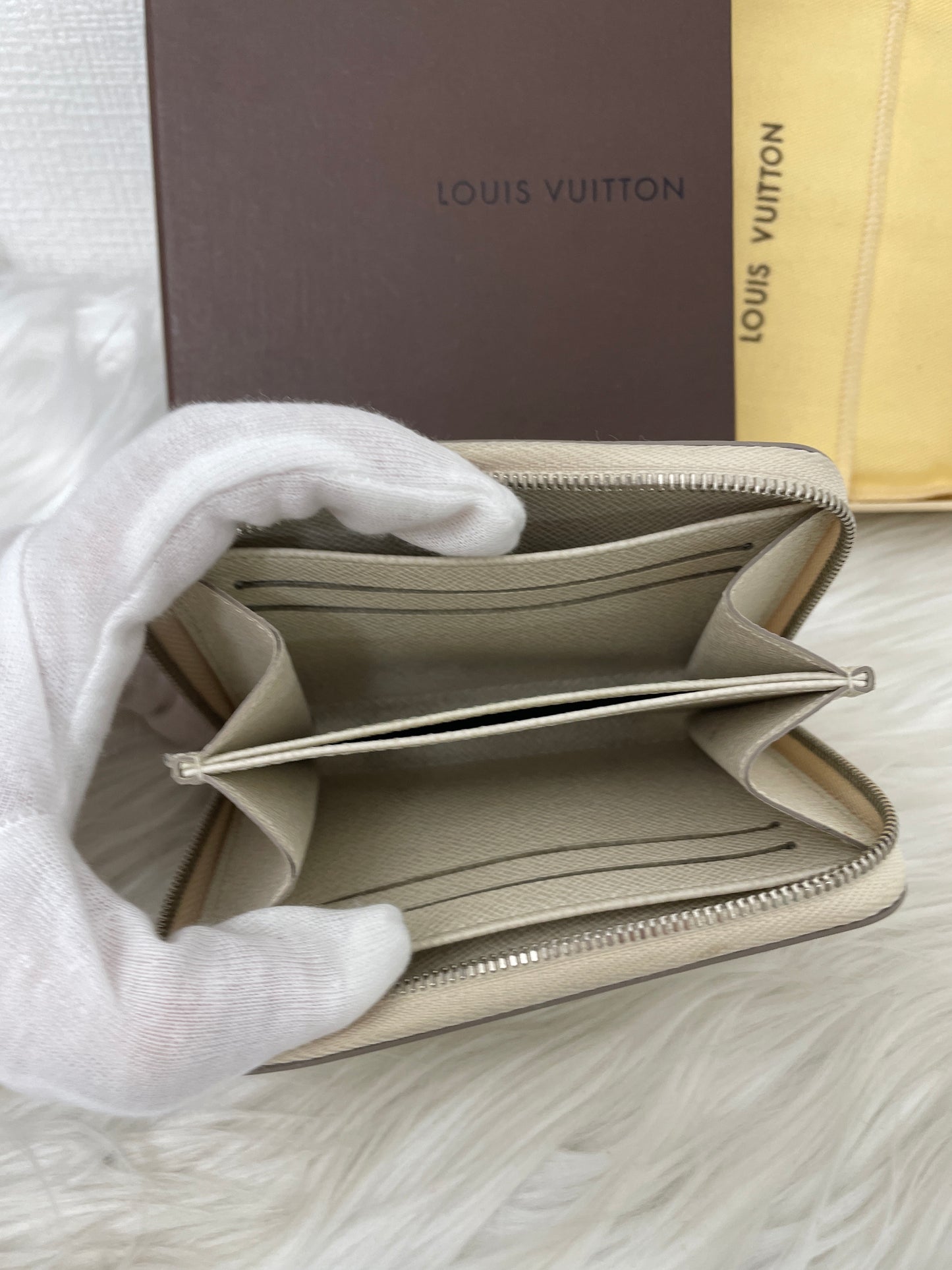 Louis Vuitton White Wallets A-15495