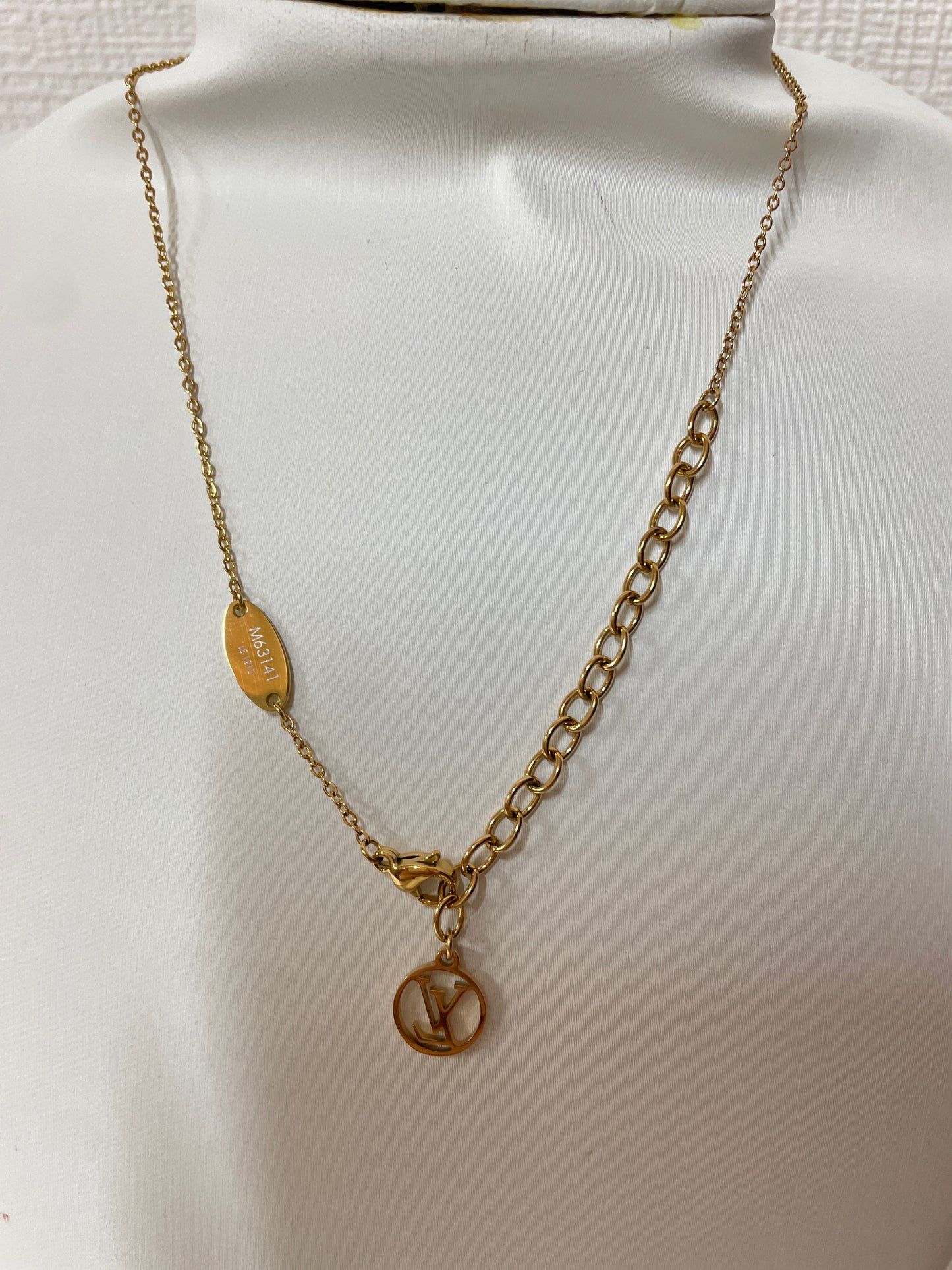 Louis Vuitton Gold Necklaces A-15610