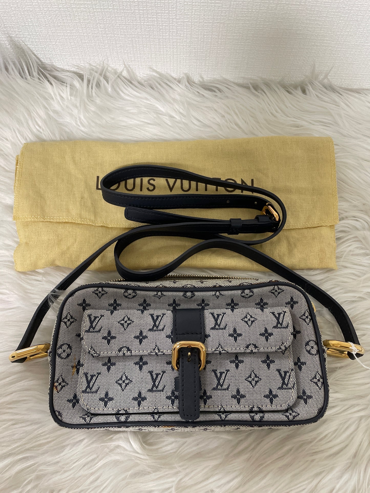 Louis Vuitton Navy Shoulder Bags A-15703