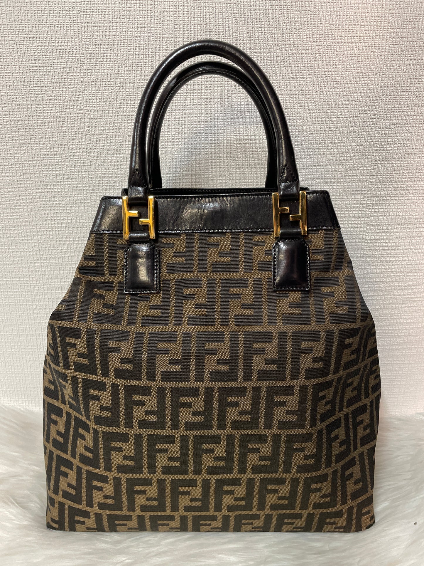 Fendi Black Handle Bags A-15900