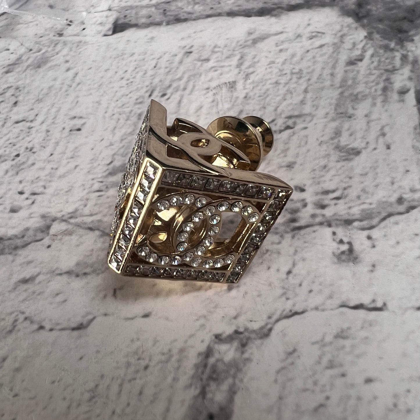 Chanel Gold Brooches A-15916