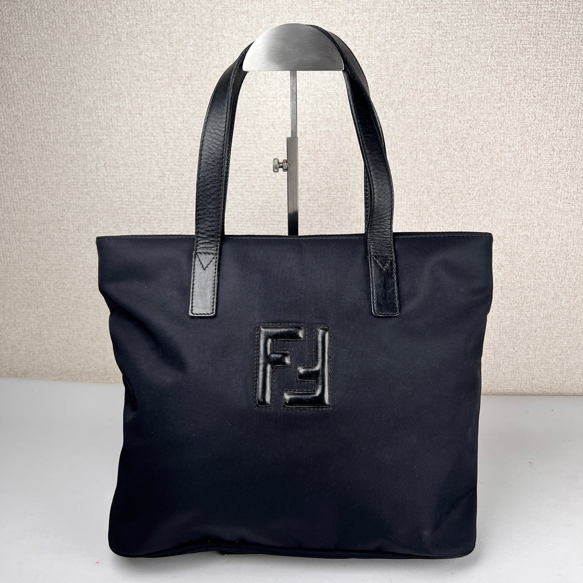 Fendi Black Handle Bags A-16211