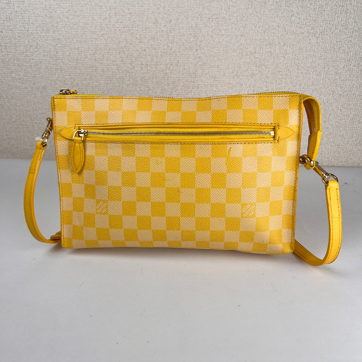 Louis Vuitton Yellow Shoulder Bags A-16263