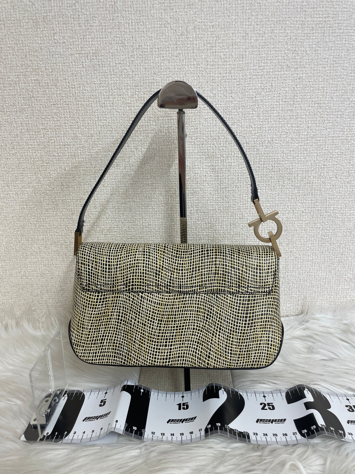 Ferragamo Black Shoulder Bags A-16433