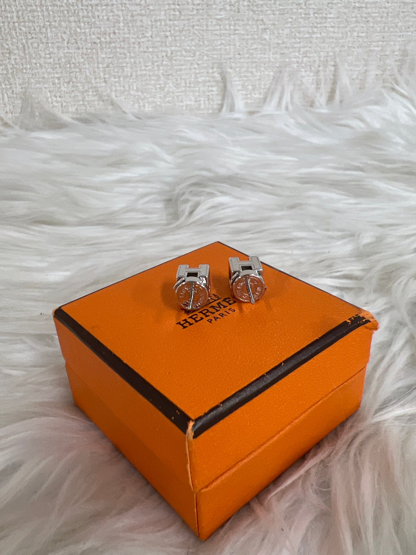 Hermes White Earrings A-16495