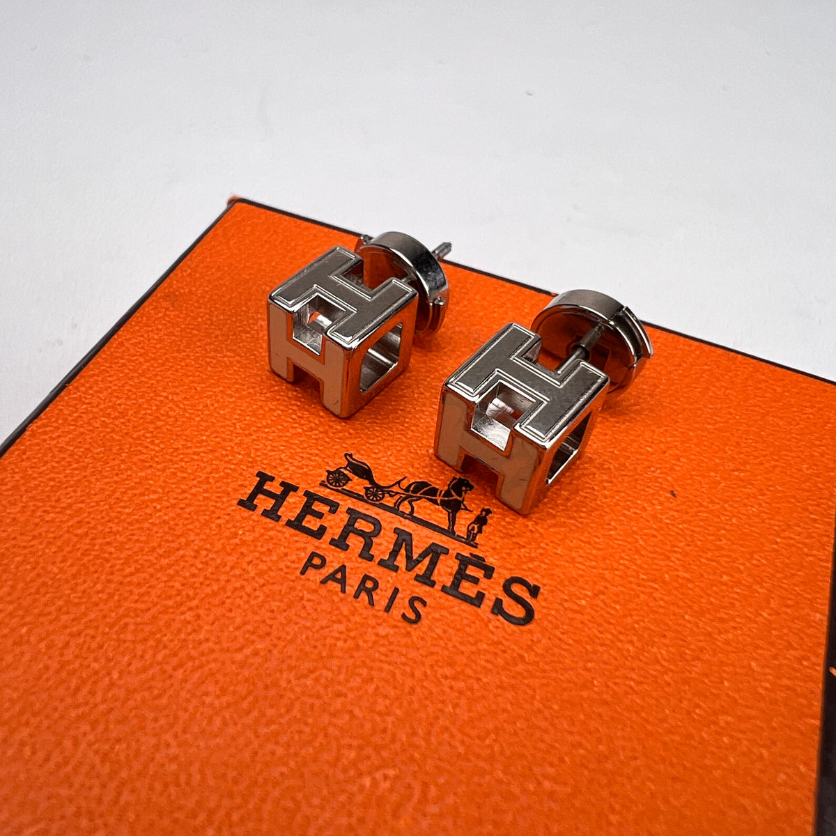 Hermes White Earrings A-16495