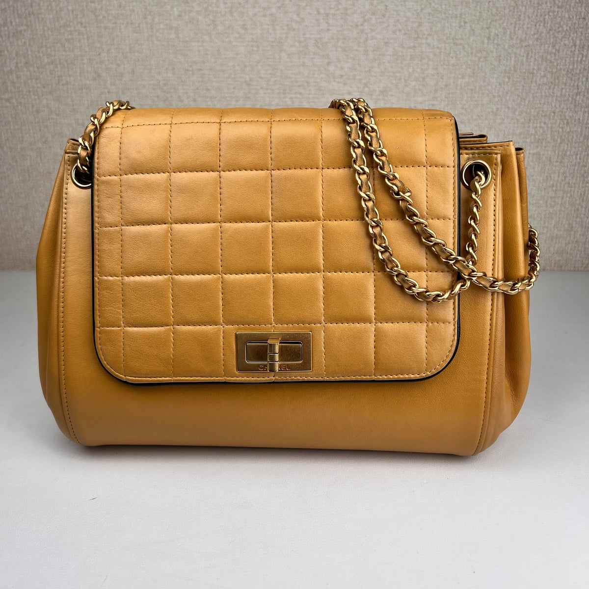 Chanel Beige Shoulder Bags A-16606