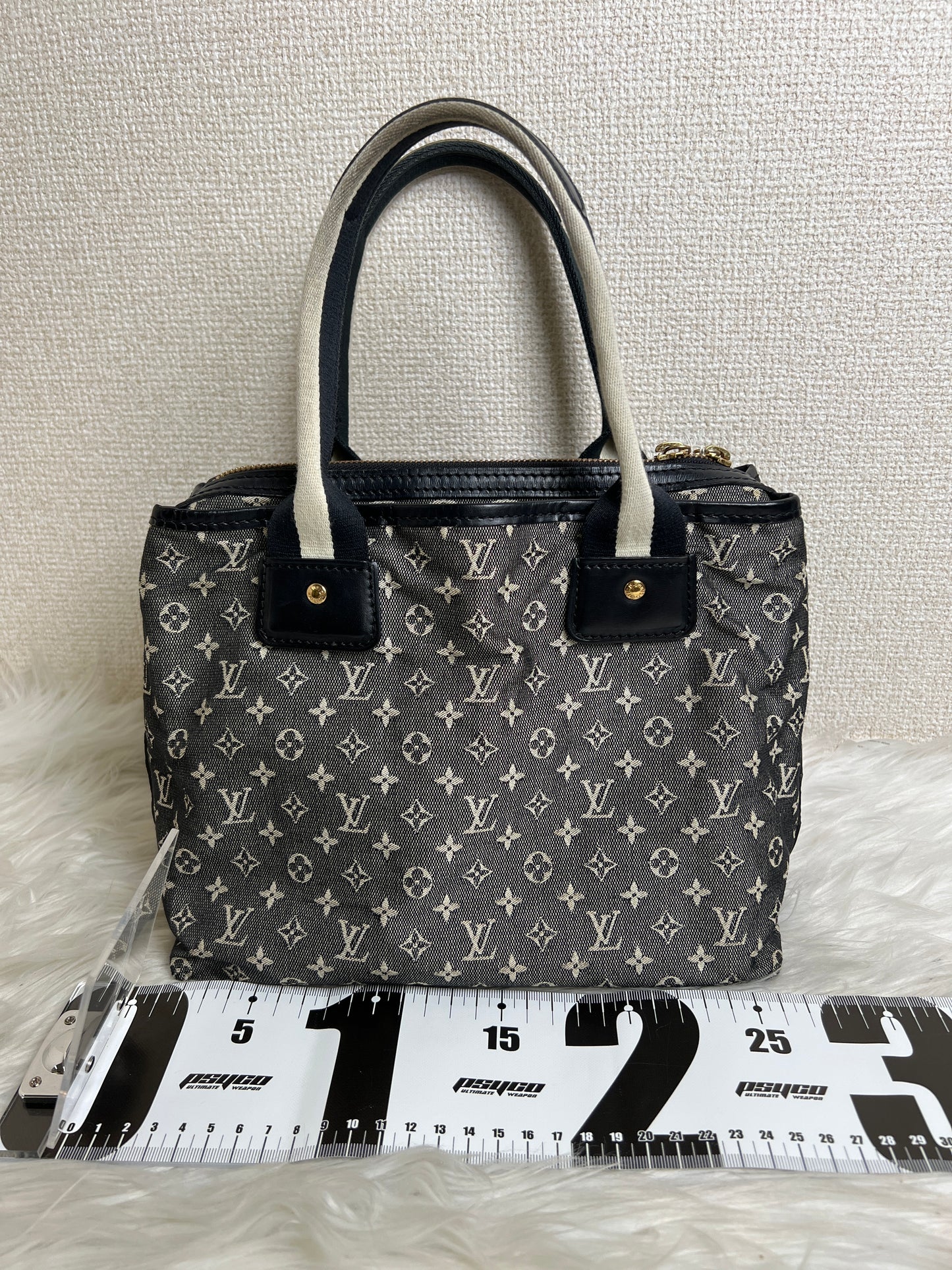 Louis Vuitton Black Shoulder Bags A-16919