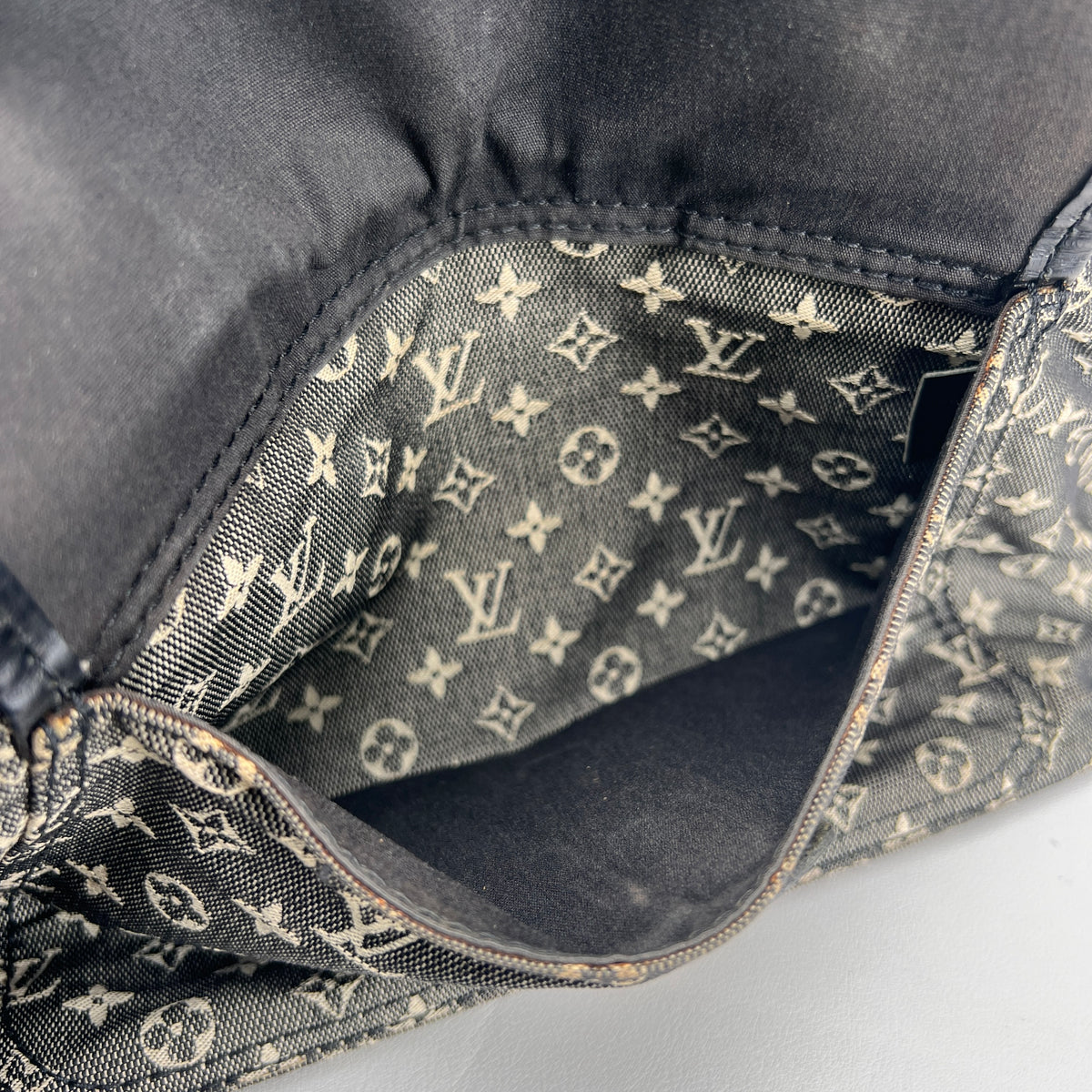 Louis Vuitton Black Shoulder Bags A-16919