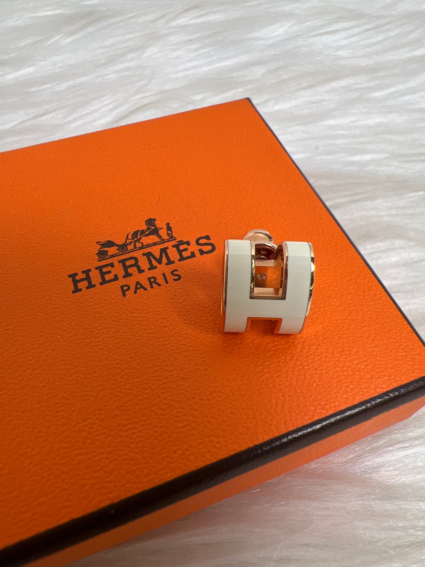 Hermes White Earrings A-17042