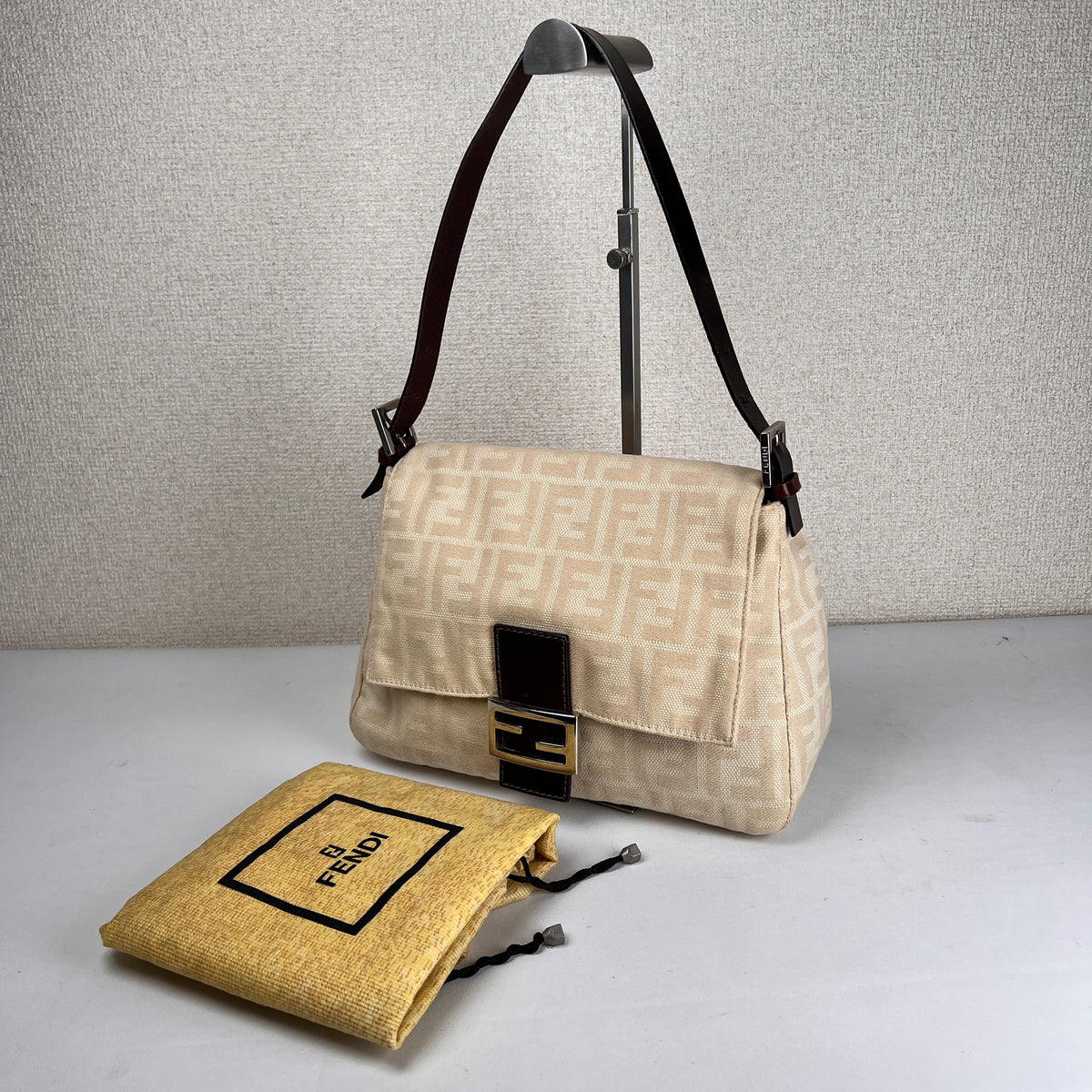 Fendi Beige Shoulder Bags A-17044