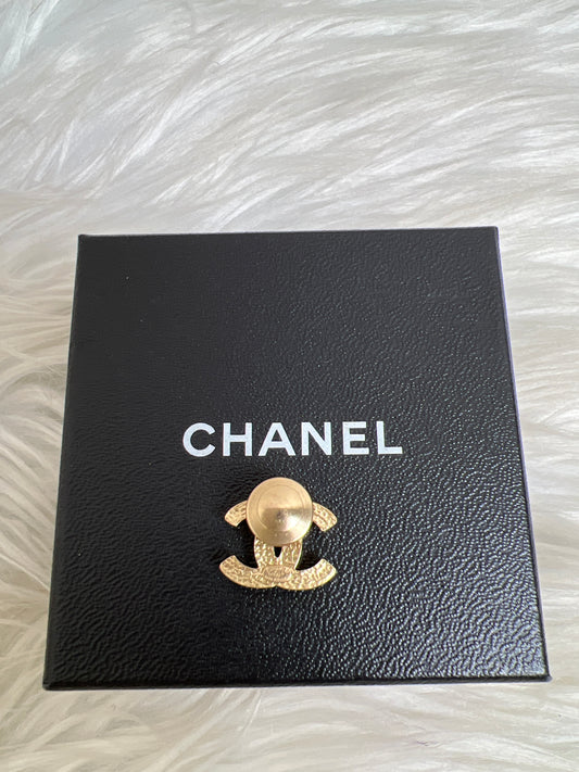 Chanel Gold Brooches A-17048