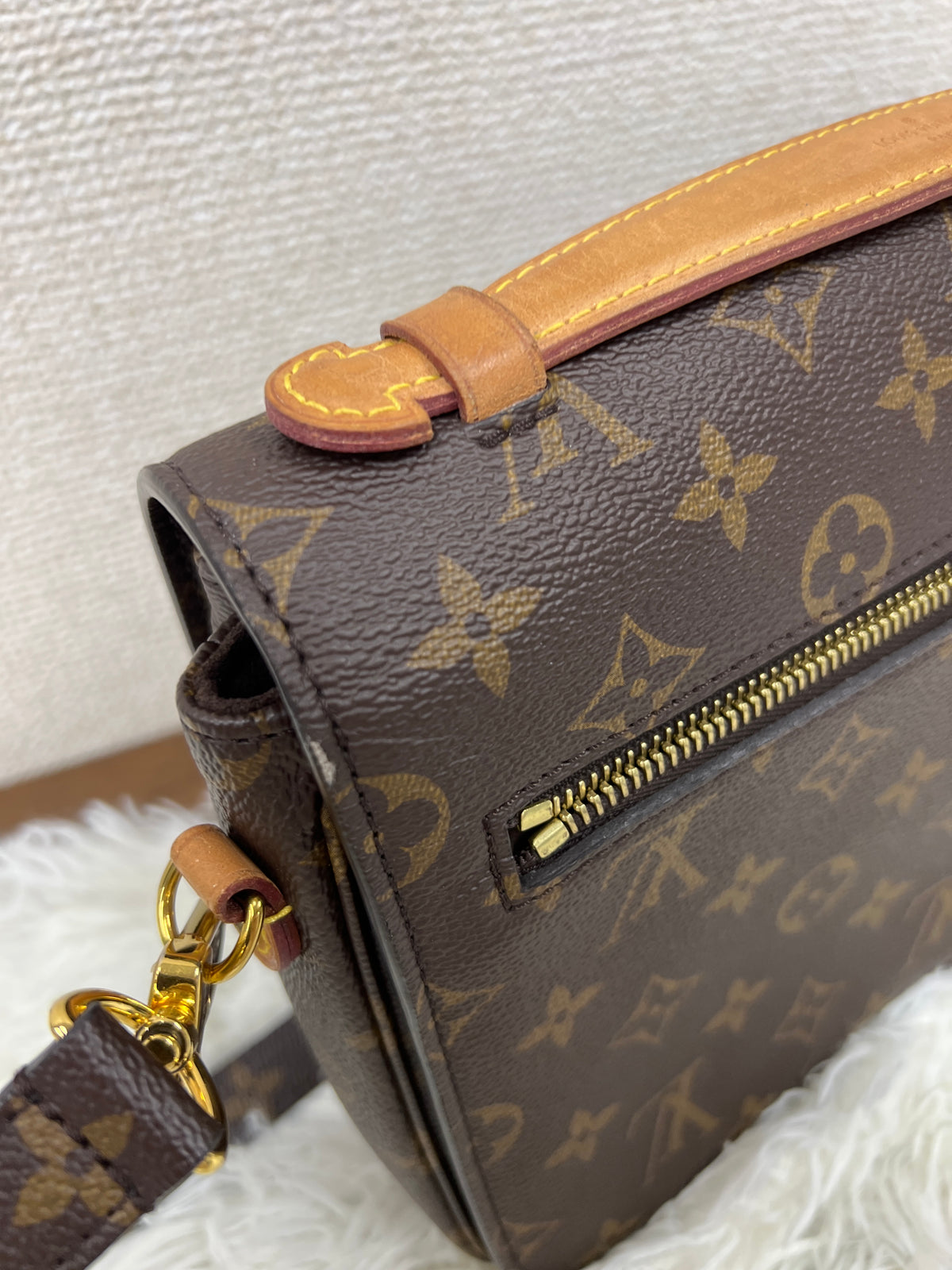 Louis Vuitton Brown Shoulder Bags A-17205