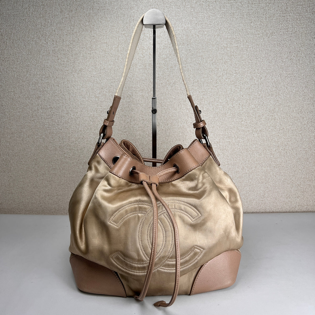 Chanel Beige Shoulder Bags A-17301