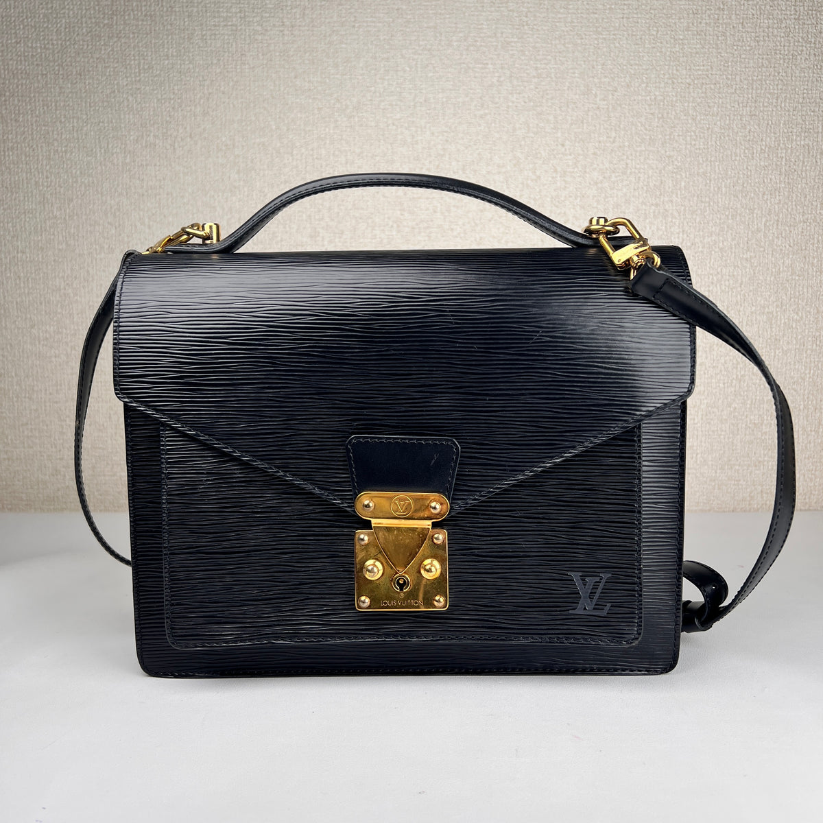 Louis Vuitton Black Shoulder Bags A-17328