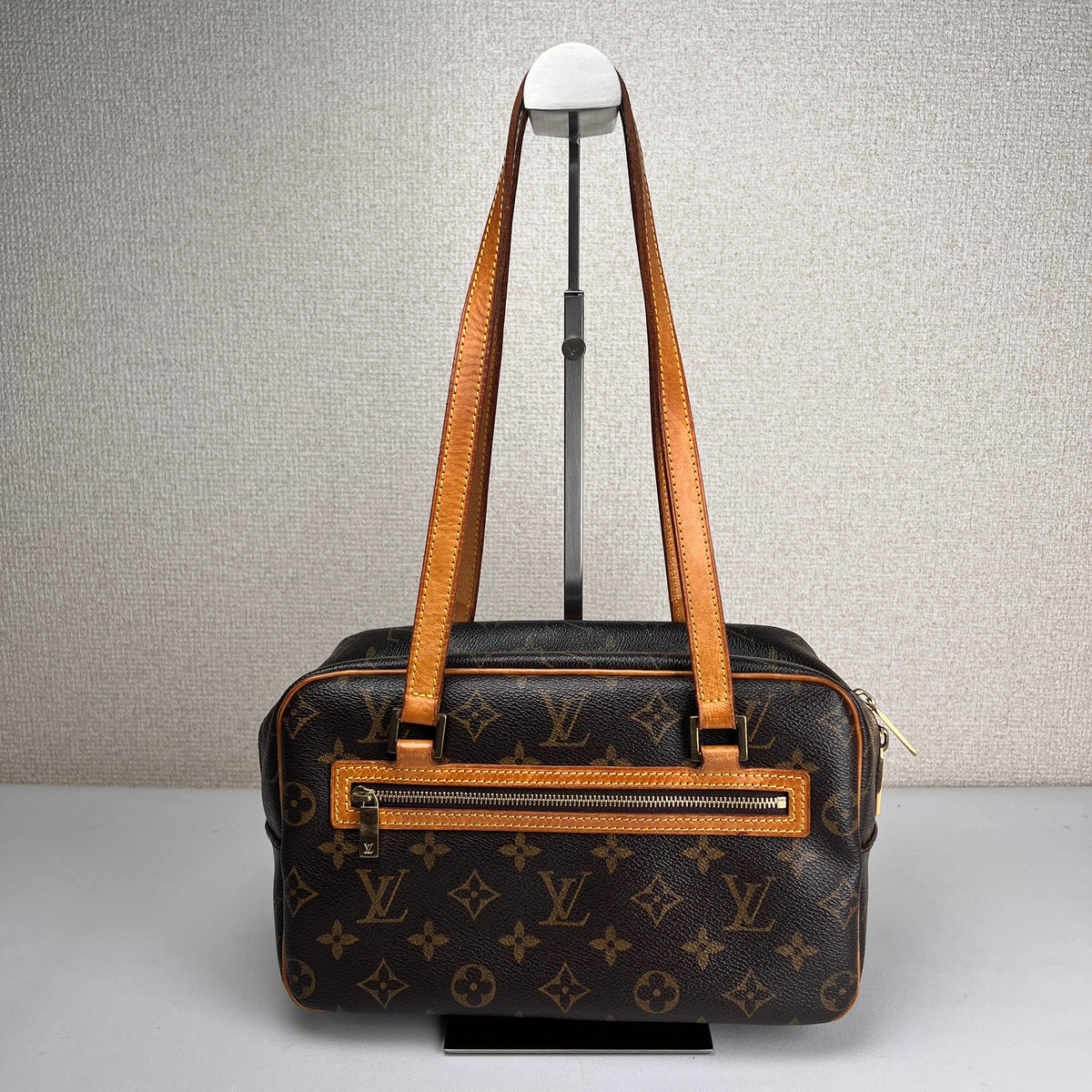 Louis Vuitton Brown Shoulder Bags A-17403