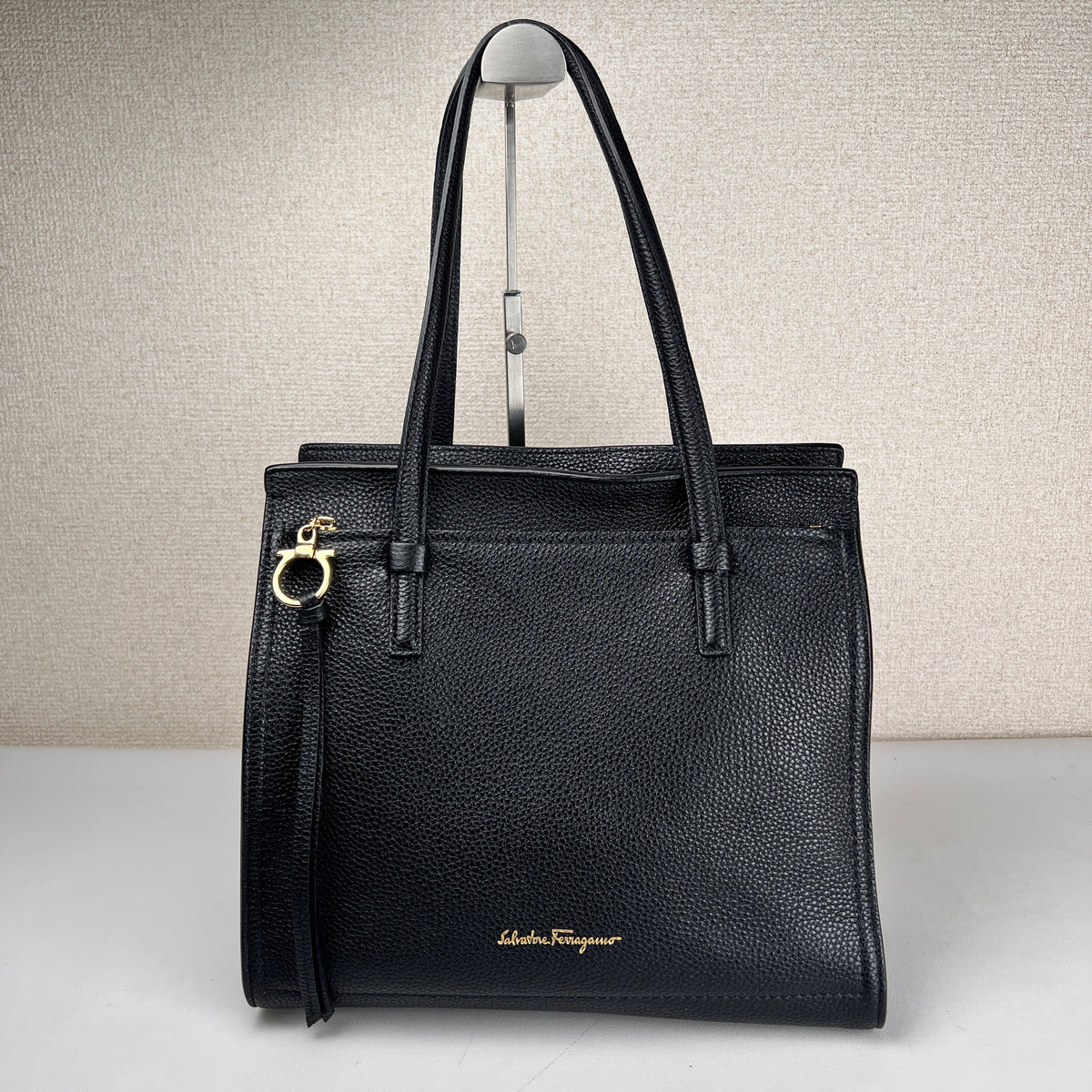 Ferragamo Black Tote Bags A-17802