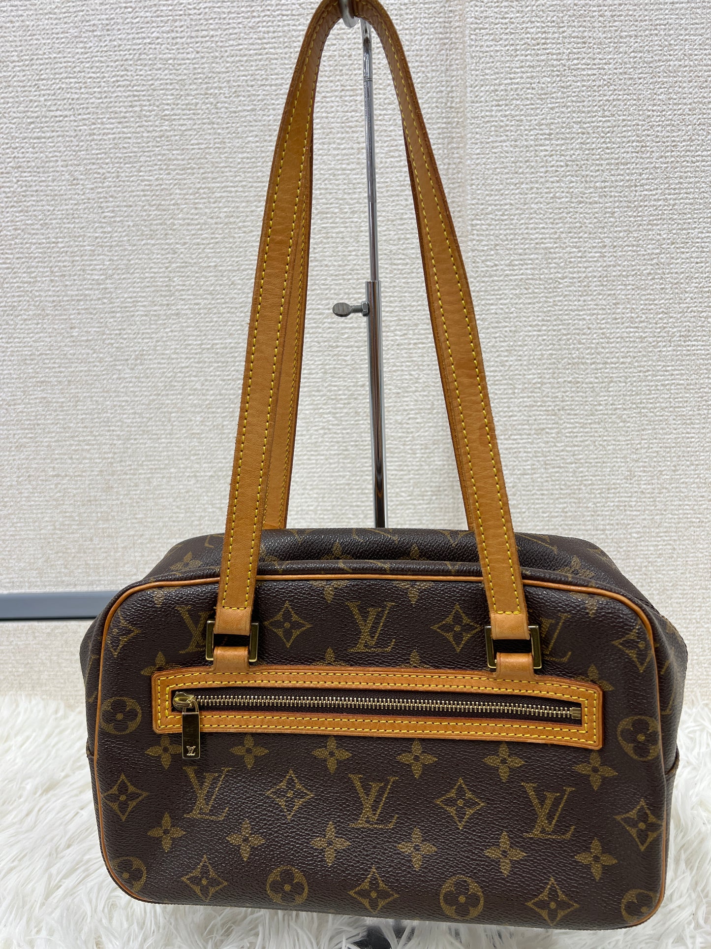 Louis Vuitton Brown Shoulder Bags A-17813