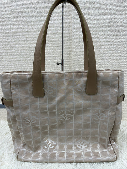 Chanel Beige Tote Bags A-17824