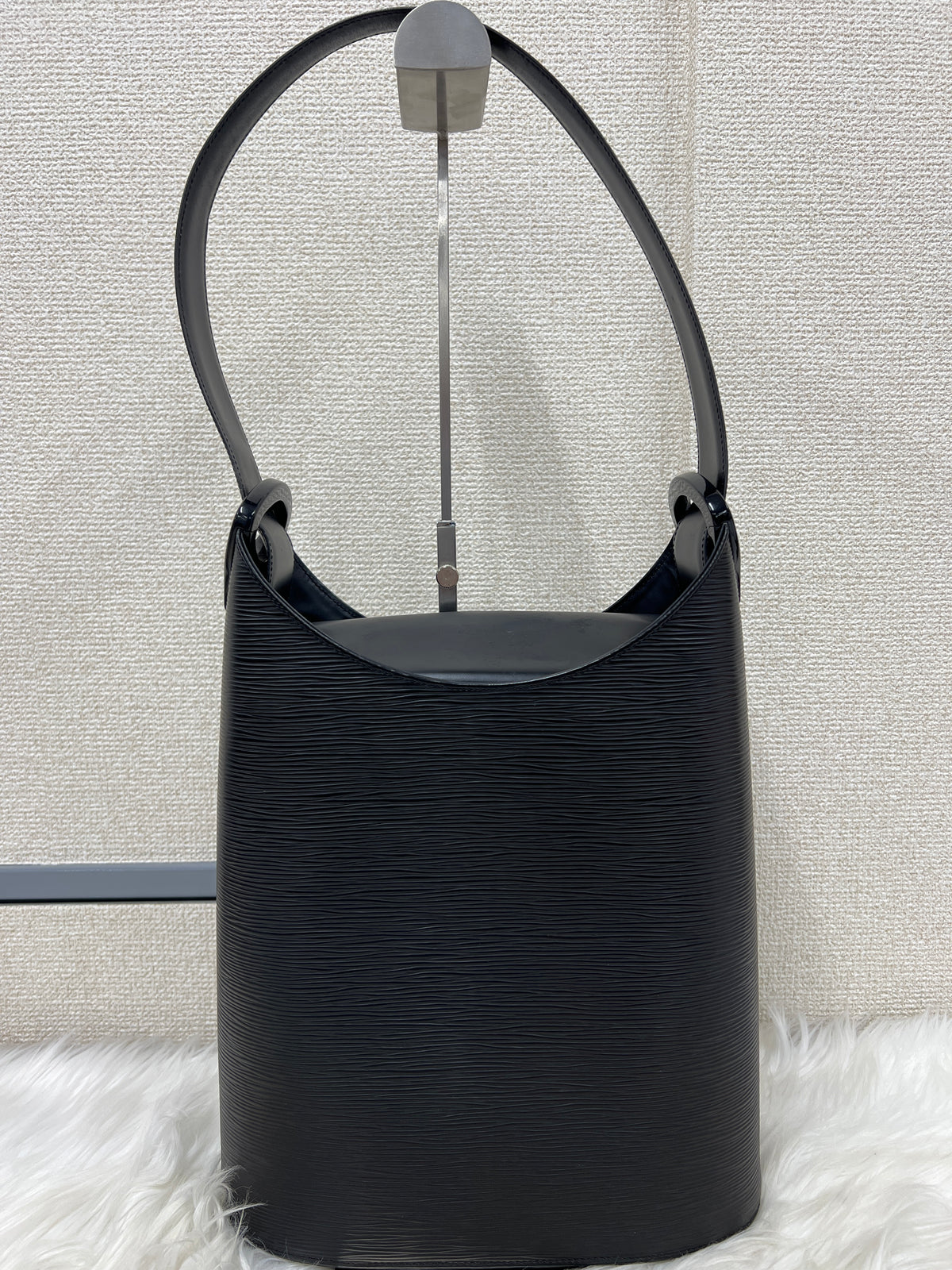 Louis Vuitton Black Shoulder Bags A-17980