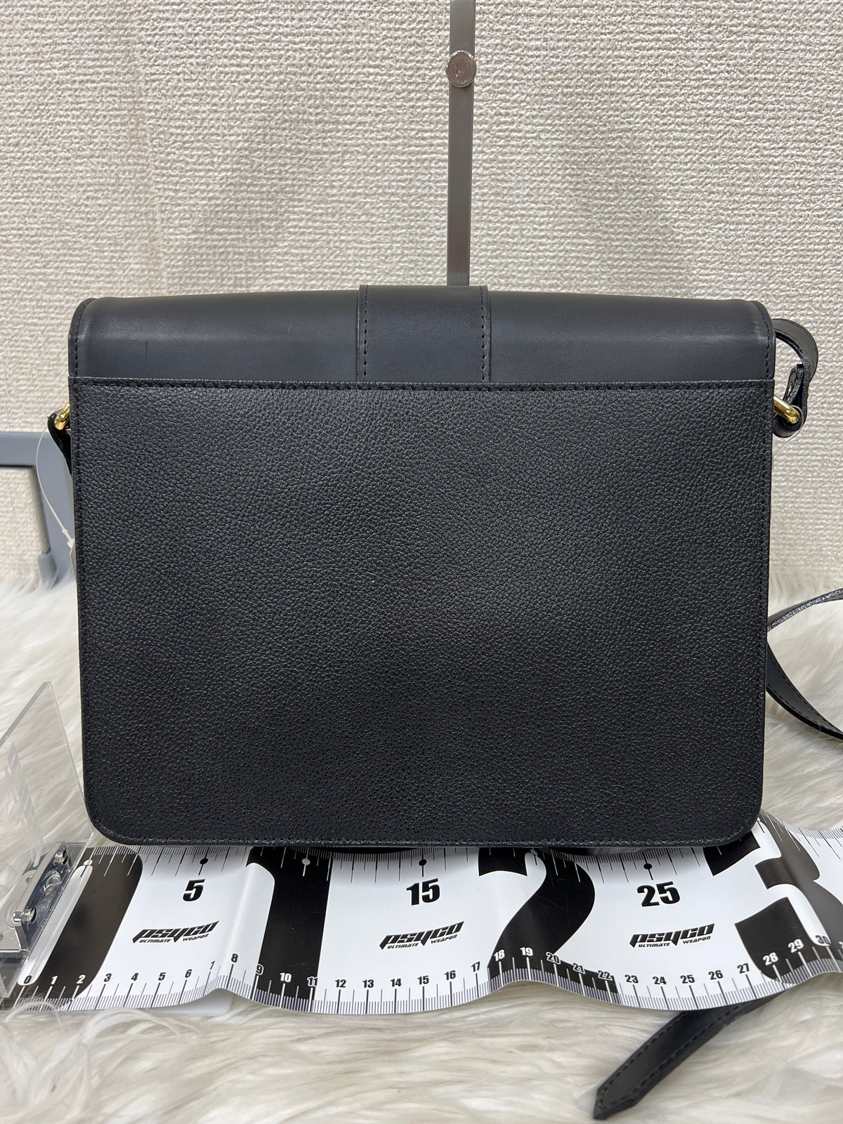 Saint Laurent Black Shoulder Bags A-18650