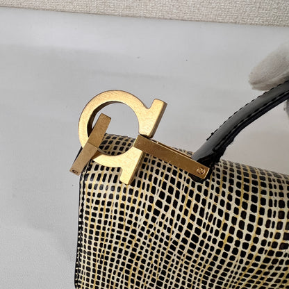Ferragamo Black Shoulder Bags A-16433