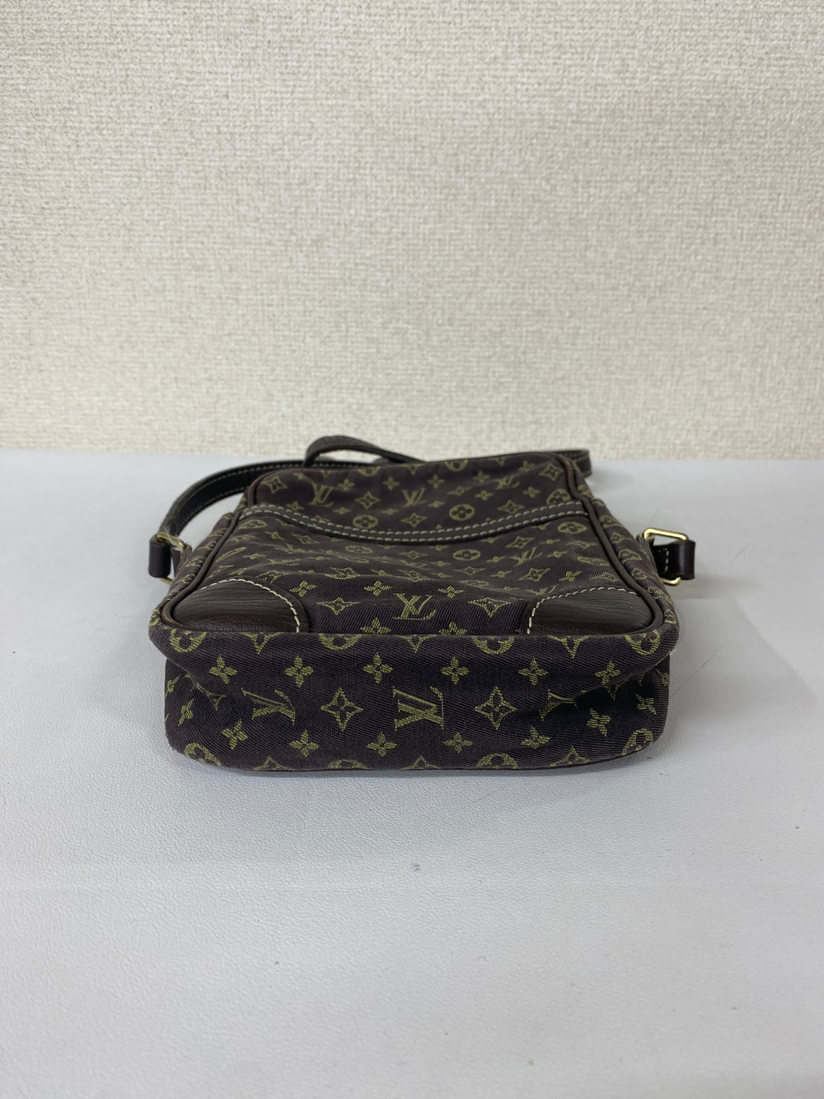 Louis Vuitton Brown Shoulder Bags A-16798