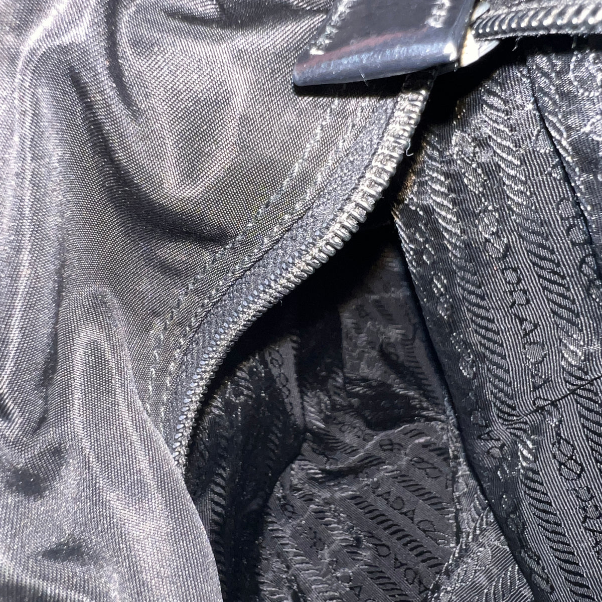 Prada Black Tote Bags A-16719