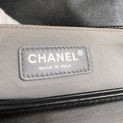 Chanel Black Shoulder Bags A-14407