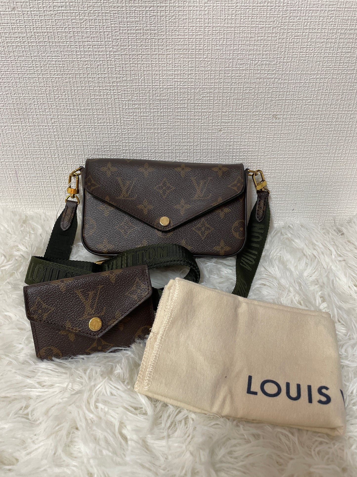 Louis Vuitton Brown Shoulder Bags A-14425