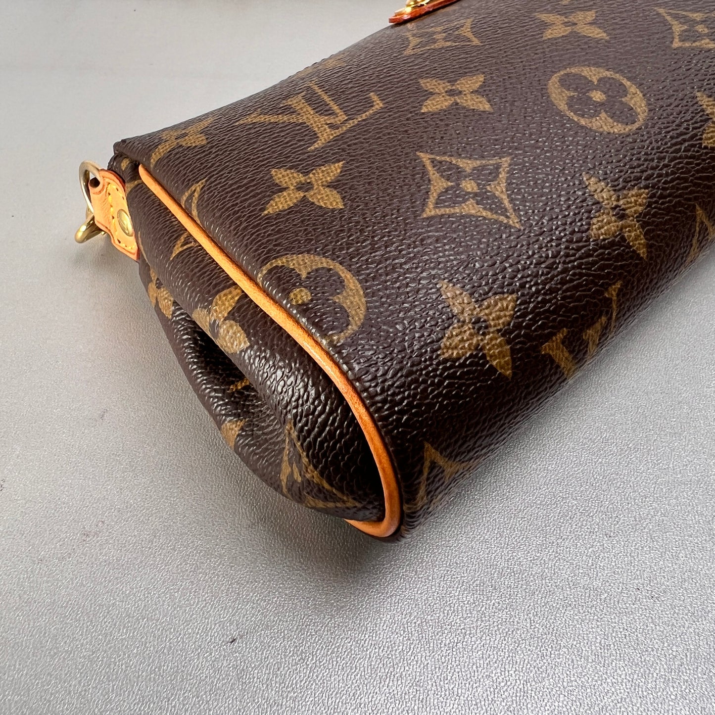 Louis Vuitton Brown Shoulder Bags A-14438