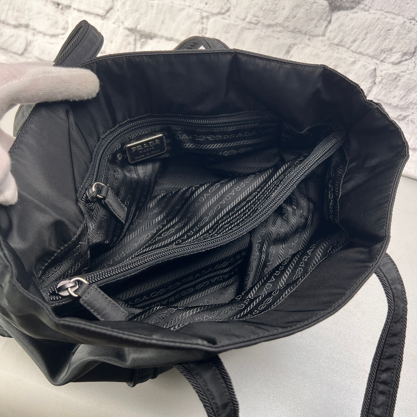 Prada Black Tote Bags A-14735