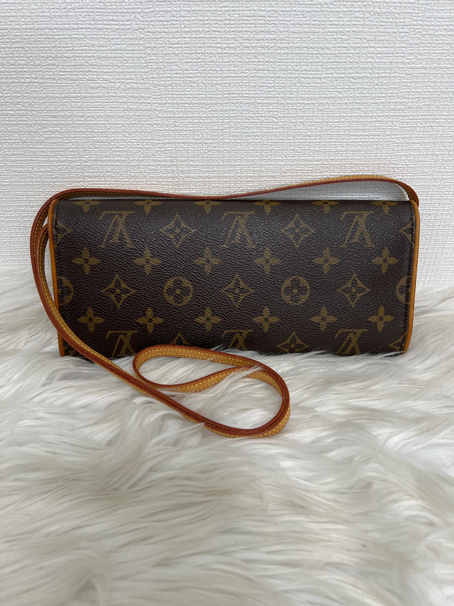 Louis Vuitton Brown Shoulder Bags A-14758