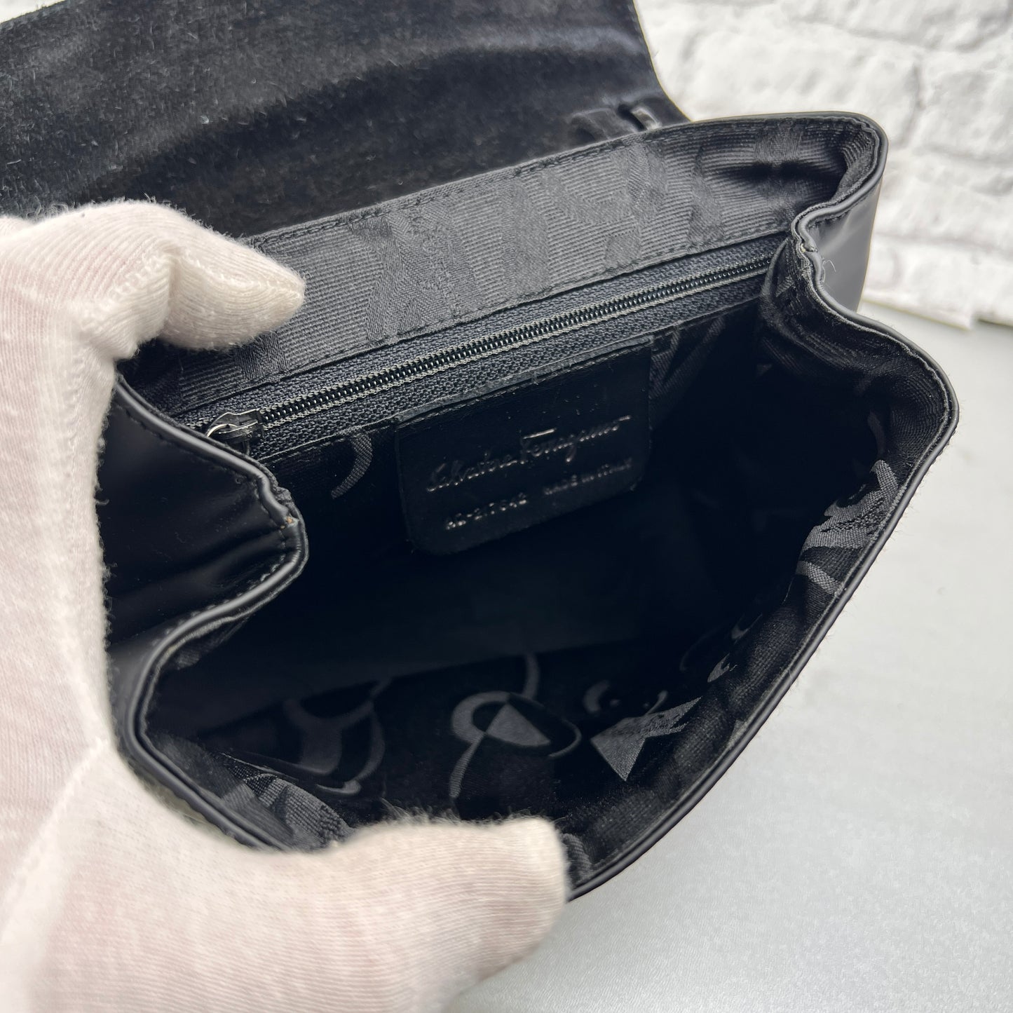 Ferragamo Black Shoulder Bags A-15074
