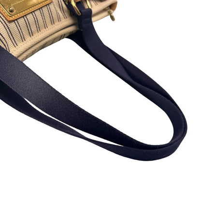 Louis Vuitton Beige Shoulder Bags A-15081