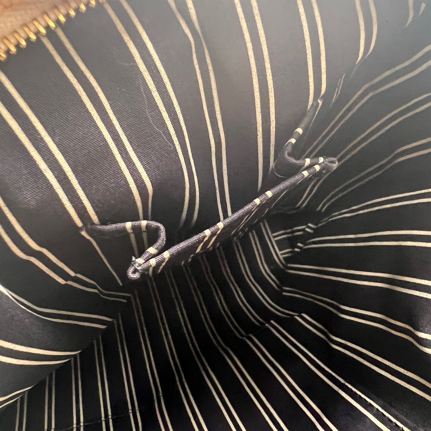 Louis Vuitton Beige Shoulder Bags A-15081