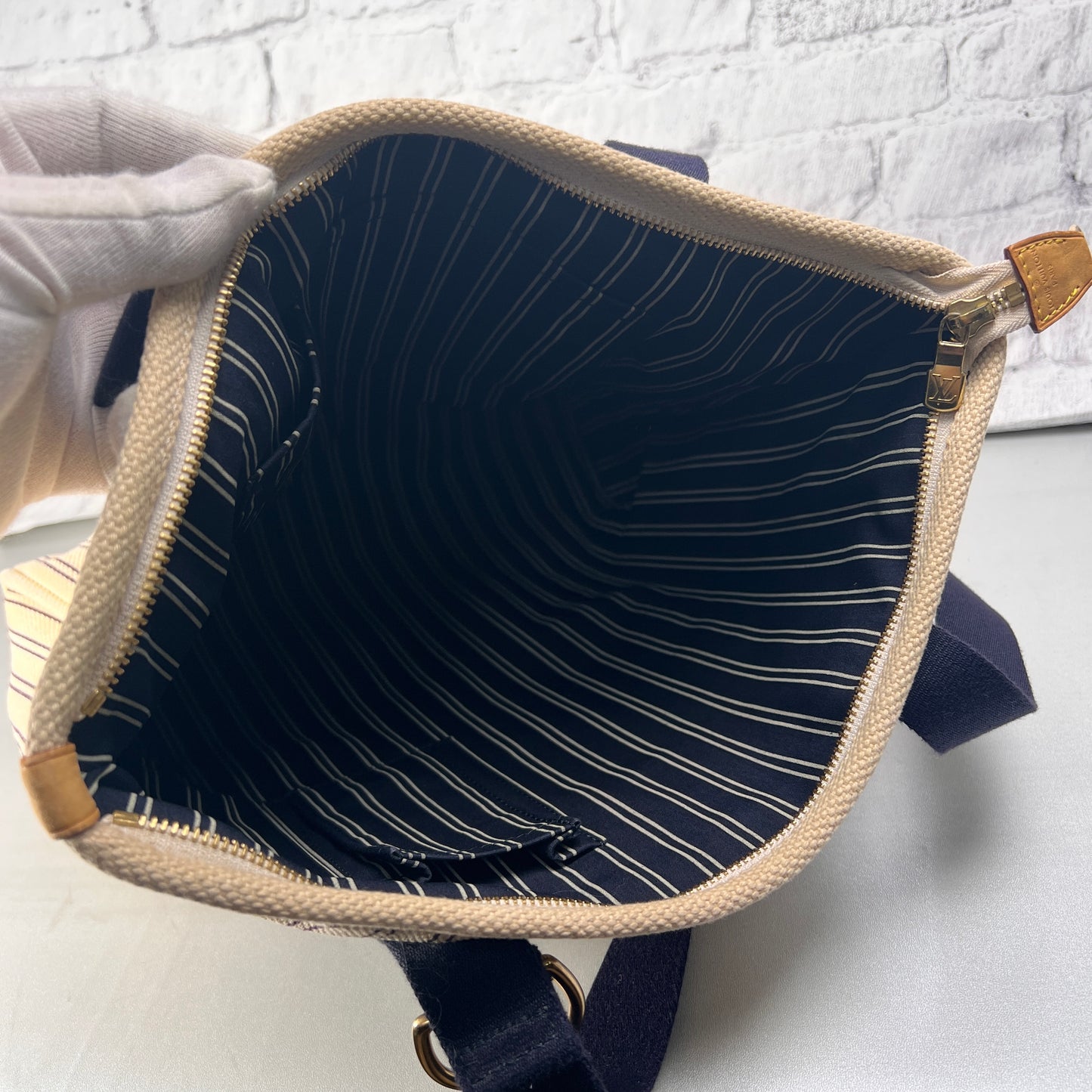 Louis Vuitton Beige Shoulder Bags A-15081