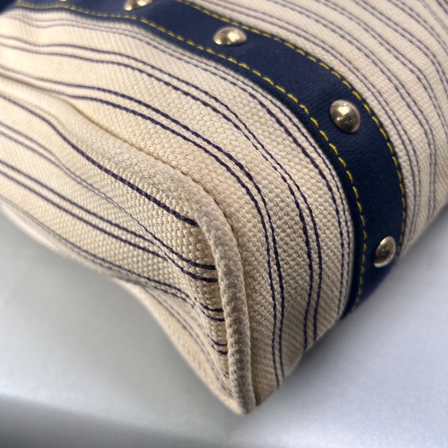 Louis Vuitton Beige Shoulder Bags A-15081