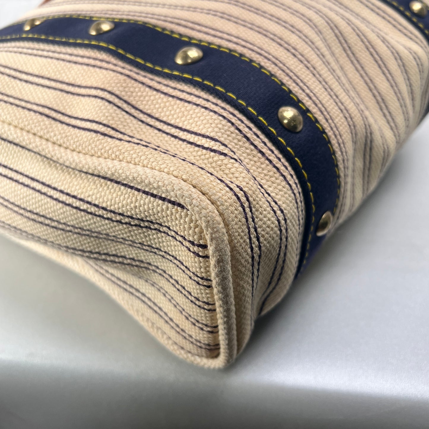 Louis Vuitton Beige Shoulder Bags A-15081