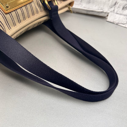 Louis Vuitton Beige Shoulder Bags A-15081