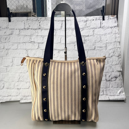 Louis Vuitton Beige Shoulder Bags A-15081