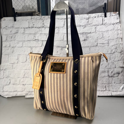 Louis Vuitton Beige Shoulder Bags A-15081