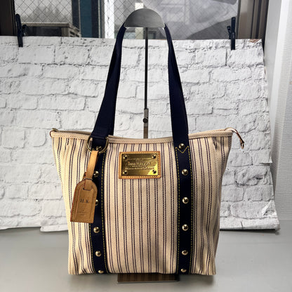 Louis Vuitton Beige Shoulder Bags A-15081