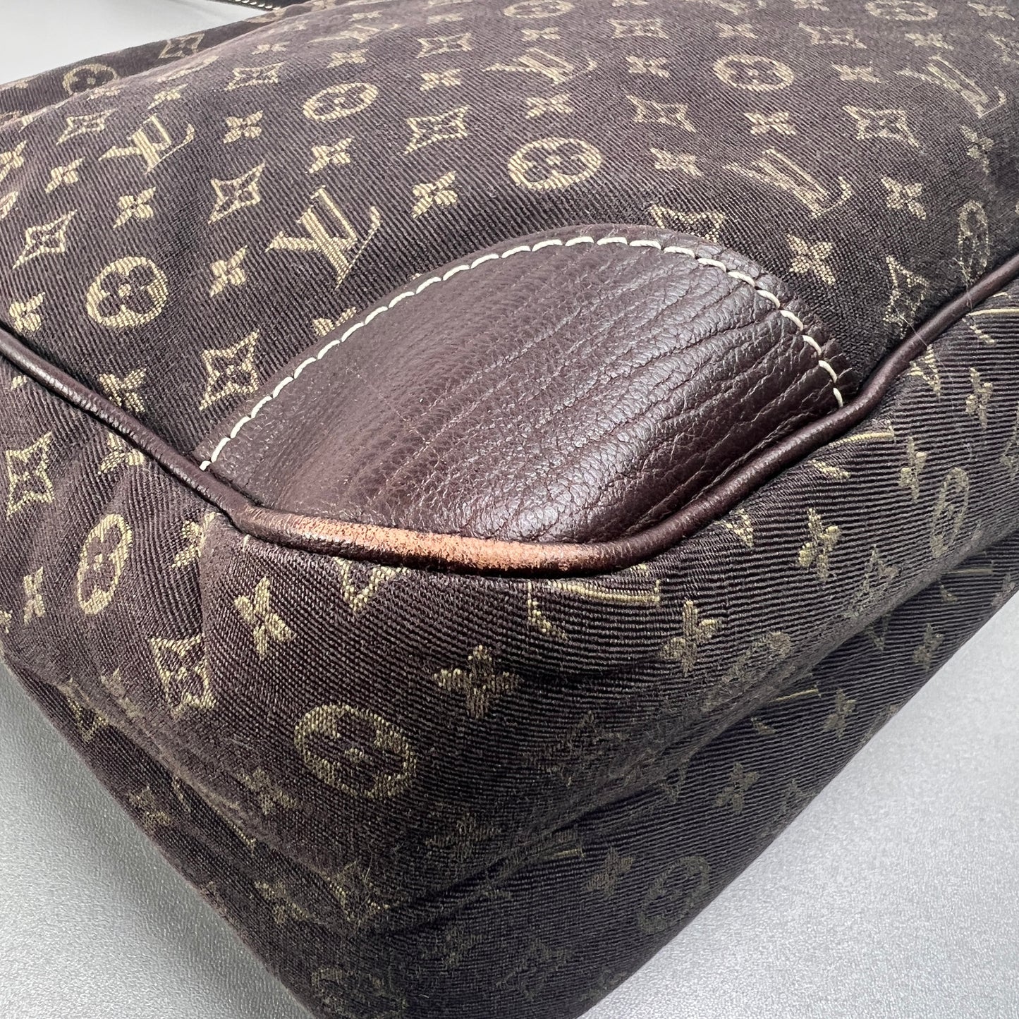 Louis Vuitton Brown Shoulder Bags A-15196