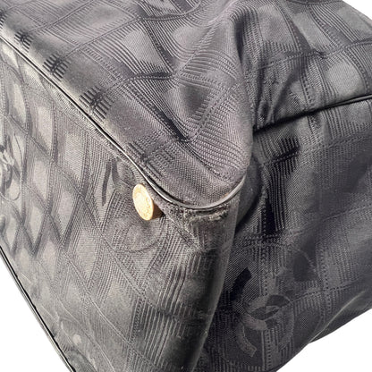 Chanel Black Tote Bags A-15369