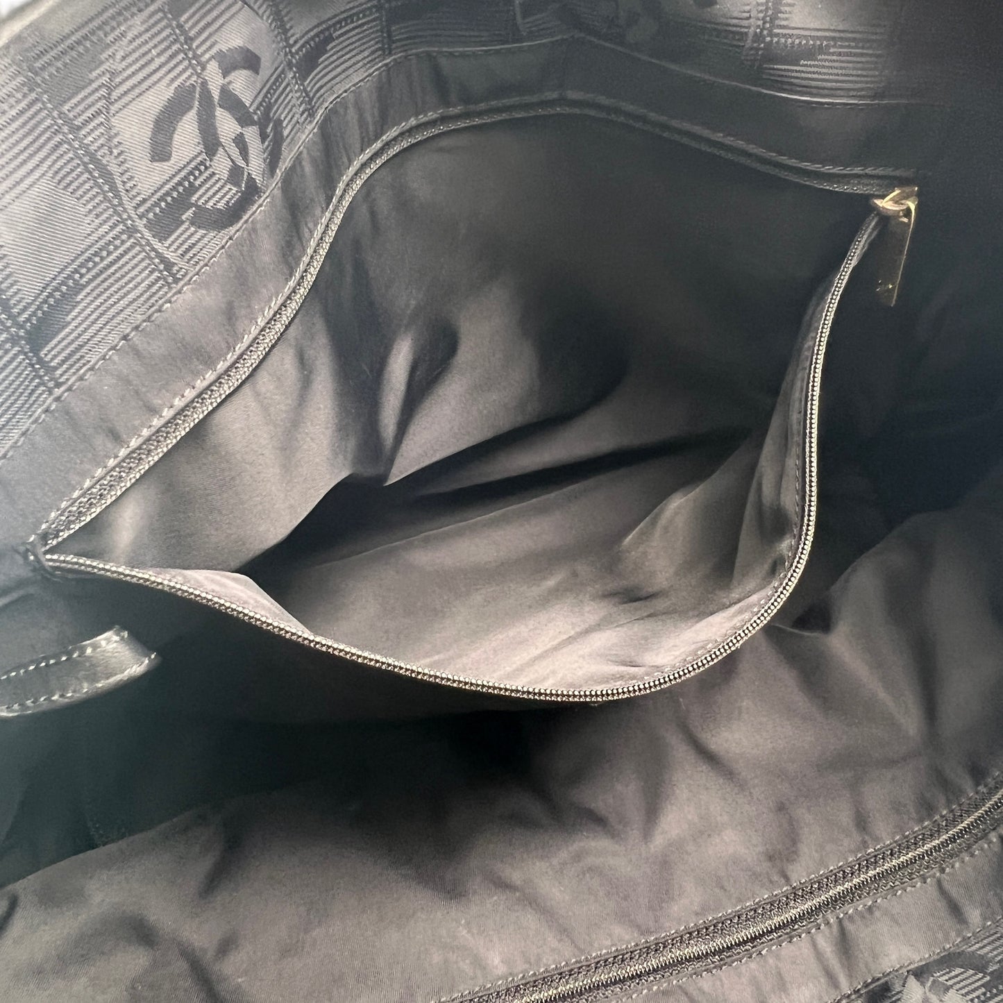 Chanel Black Tote Bags A-15369