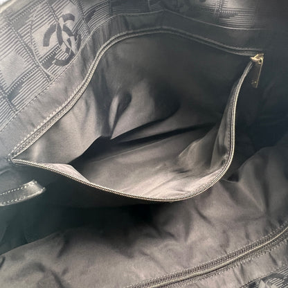 Chanel Black Tote Bags A-15369