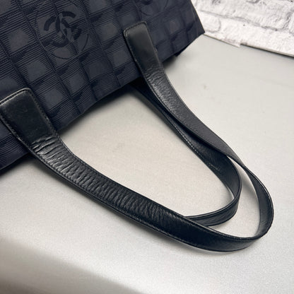 Chanel Black Tote Bags A-15369