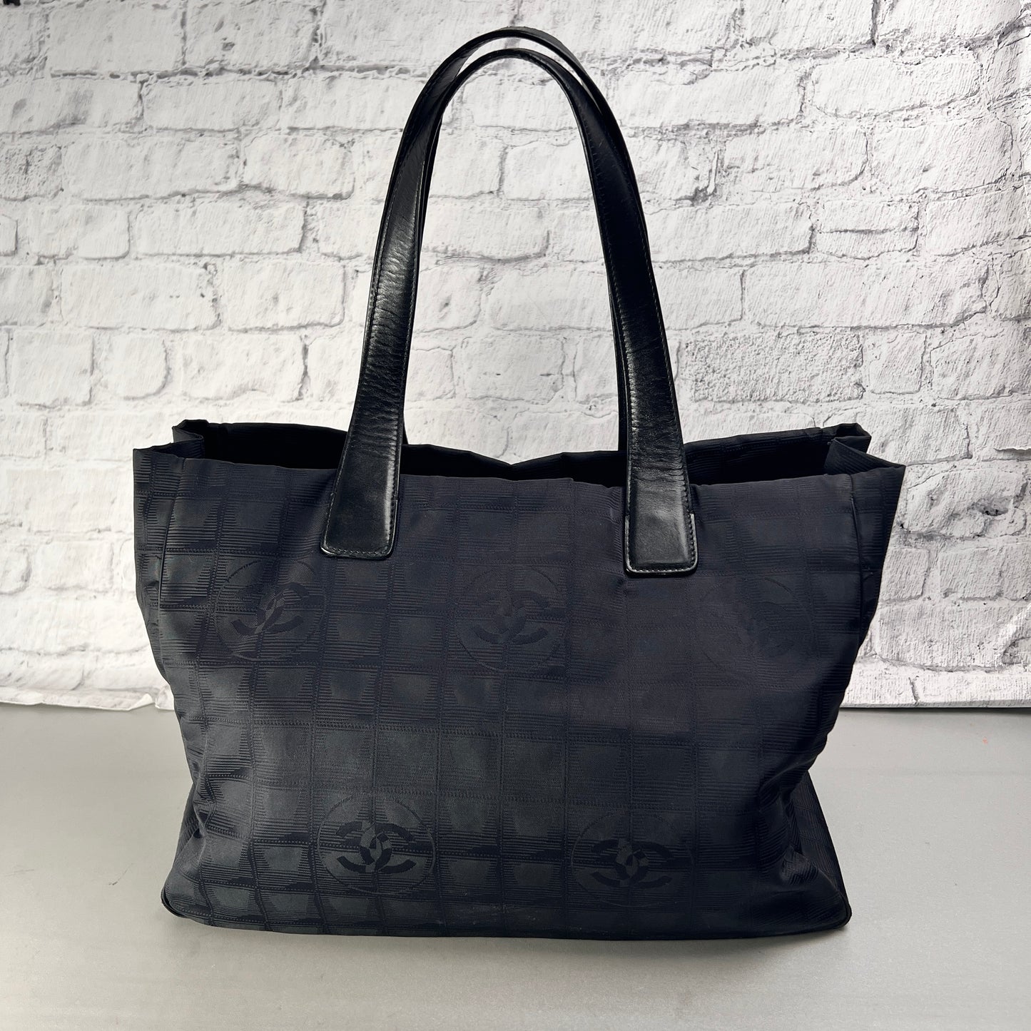 Chanel Black Tote Bags A-15369